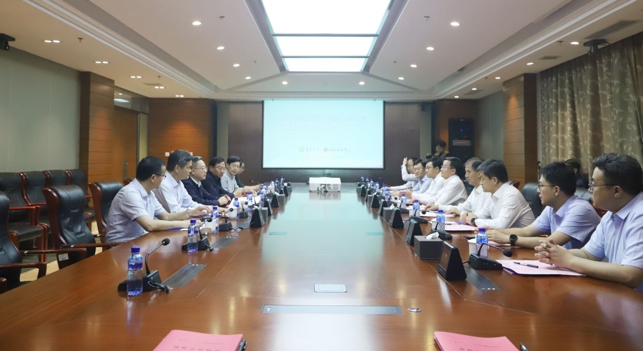 山東出版集團黨委書記、董事長劉文強與魯東大學黨委副書記、校長李合亮舉行工作會談并簽署戰略合作協議